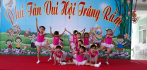 Tiết mục "Vầng trăng cổ tích" do các bé khối lá biễu diễn