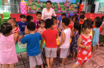 các bé phá cỗ