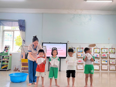 Hoạt động vệ sinh “Lau mặt bằng khăn ướt” của lớp Chồi 1