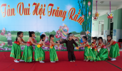 Tiết mục "Chú Cuội chơi trăng" do các bé khối lá biễu diễn
