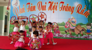 Tiết mục "Rước đèn tháng 8" do các bé khối chồi biễu diễn