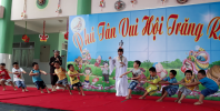 Các bé chơi trò chơi cùng chú Cuội và chị Hằng Nga