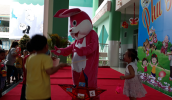 Thỏ Ngọc phát quà cho các bé