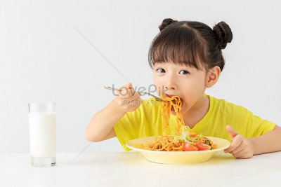 Thói quen cực xấu khi vừa ăn vừa uống