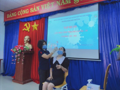 Cô Thái Thị Hồng hướng dẫn và thực hiện test nhanh Covid – 19 cho một số giáo viên, nhân viên trong nhà trường