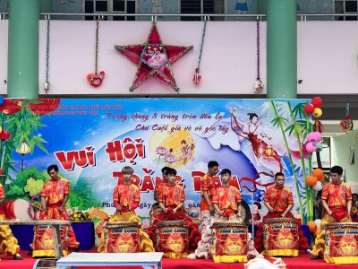 Bé vui Tết Trung thu trường mầm non Phú Tân.