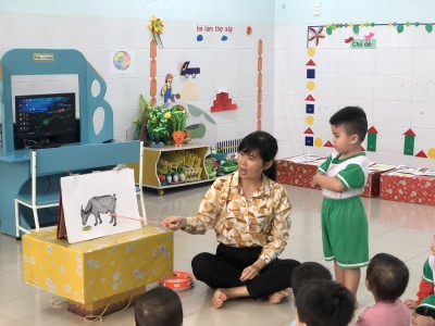 Hoạt động "Nhận biết tập nói: con trâu - con bò" của các bé nhóm trẻ