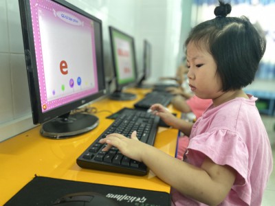 Bé tập làm quen với máy tính