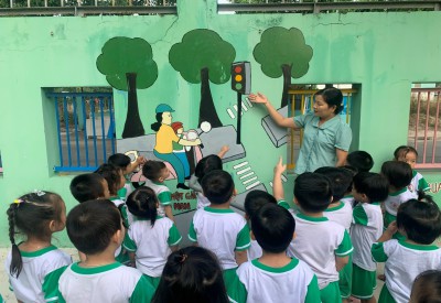Các bé lớp Mầm trường mầm non Phú Tân cùng học cùng chơi về an toàn giao thông