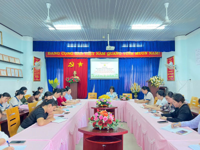 Trường Mầm non Phú Tân tổ chức sinh hoạt bồi dưỡng chuyên môn (Bộ phận chăm sóc - nuôi dưỡng) đầu năm học 2025-2026.