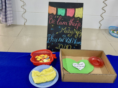 Lớp Mầm 2 làm thiệp tặng mẹ nhân ngày Phụ nữ Việt Nam 20/10