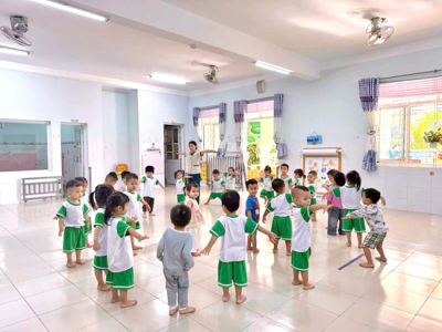 Lớp Nhà trẻ tham gia hoạt động “Bật qua vạch kẻ”