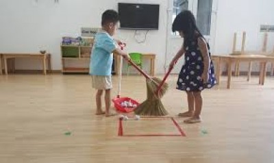 Bé tập làm quen với công việc nhà