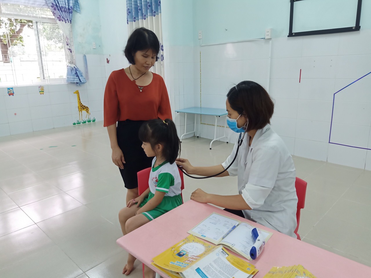 Hình ảnh cô bác sĩ khám bệnh cho bé