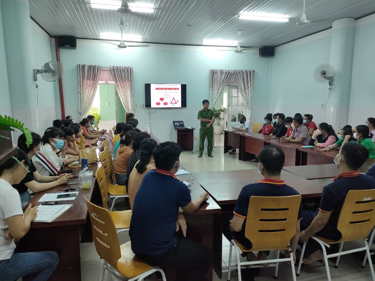 CBGVNV trường mầm non Phú Tân tham gia lớp tập huấn bồi dưỡng nghiệp vụ phòng cháy chữa cháy