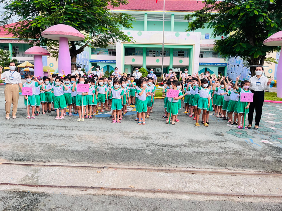 HOẠT ĐỘNG THAM QUAN CỦA CÁC BÉ LỚP LÁ TẠI  TRƯỜNG TIỂU HỌC PHÚ TÂN
