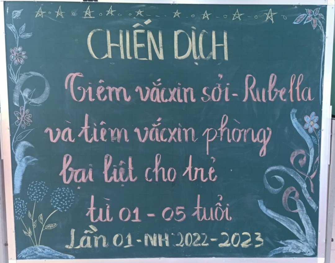 Trường Mầm non Phú Tân phối hợp với Trạm y tế triển khai chiến dịch tiêm vắc xin Sởi – Rubela và uống vắc xin phòng ngừa bại liệt cho trẻ.
