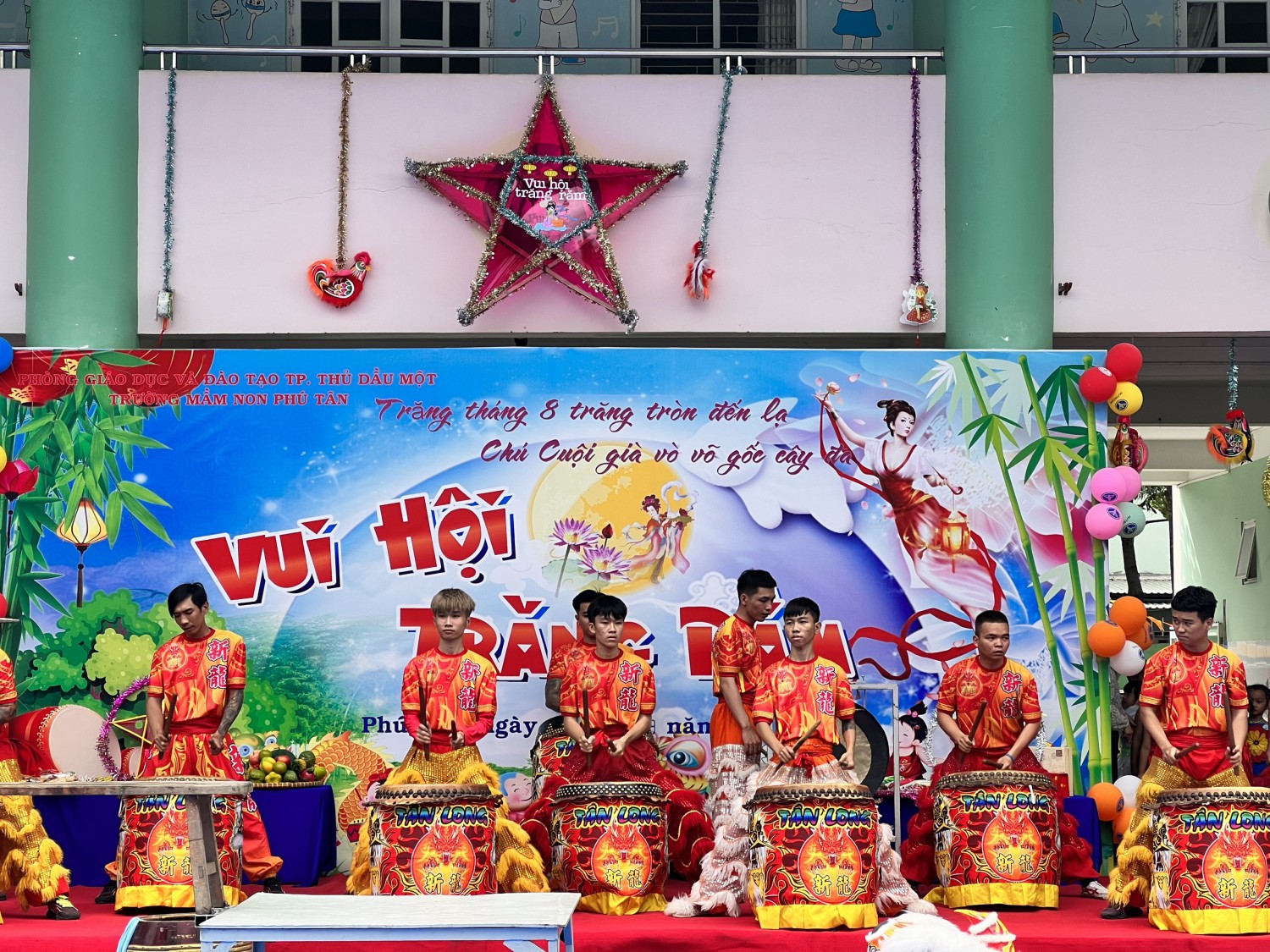 Bé vui Tết Trung thu trường mầm non Phú Tân.