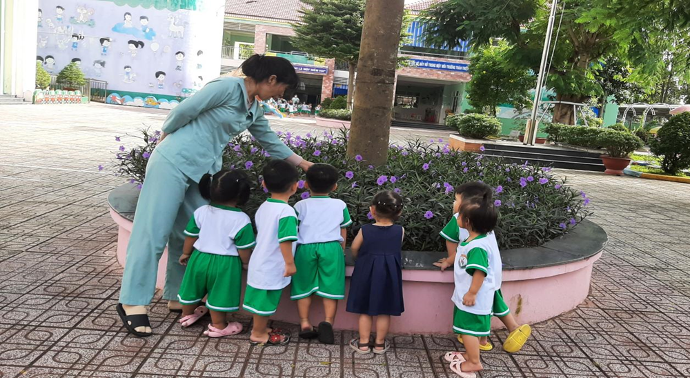 Hoạt động ngoài trời của các bé nhà trẻ