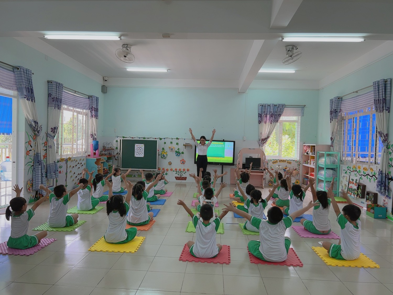 Cùng học chữ cái với các bé lớp Lá 1