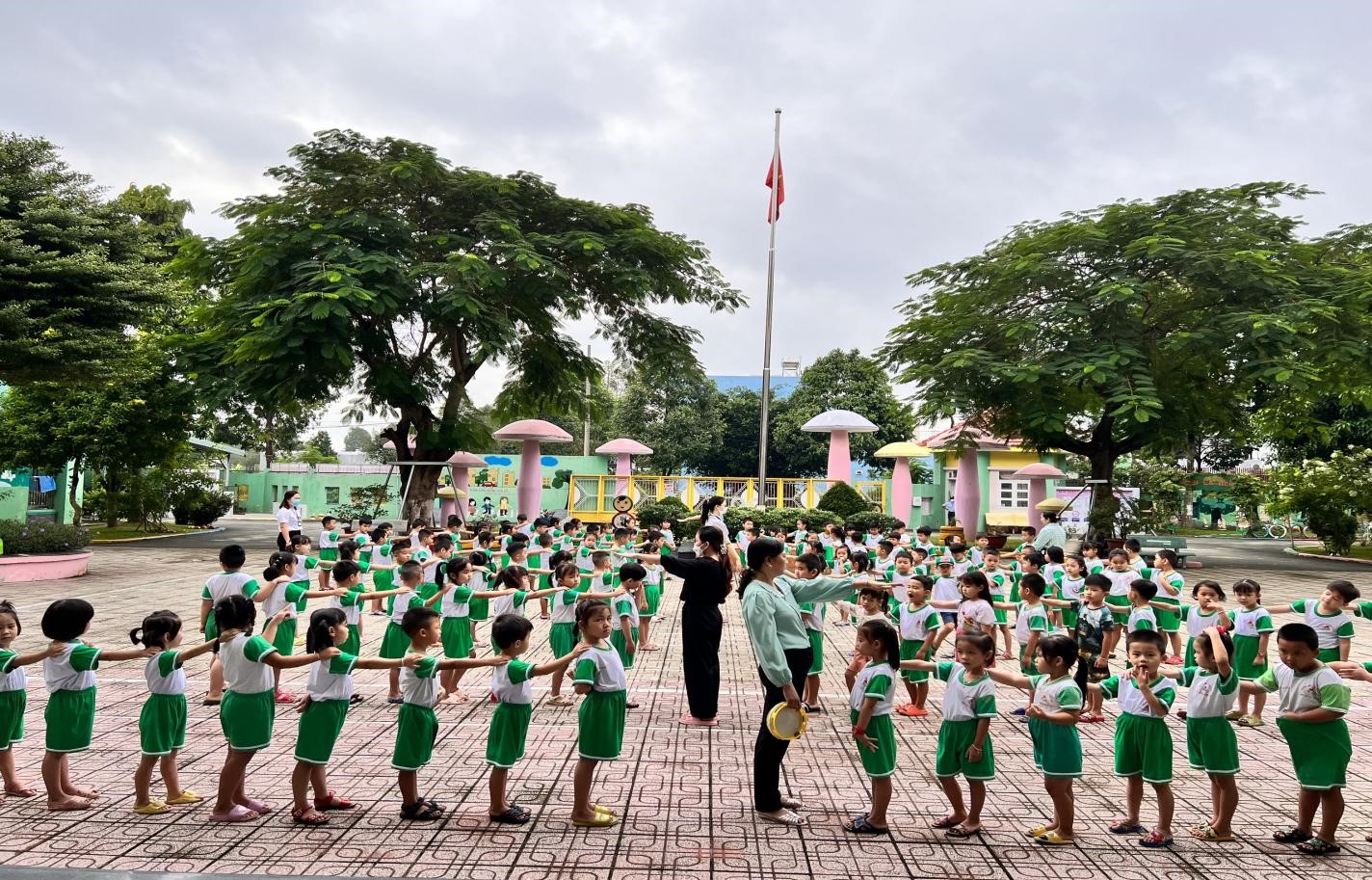 THỂ DỤC SÁNG CÙNG CÁC BÉ KHỐI LÁ TRƯỜNG MẦM NON PHÚ TÂN