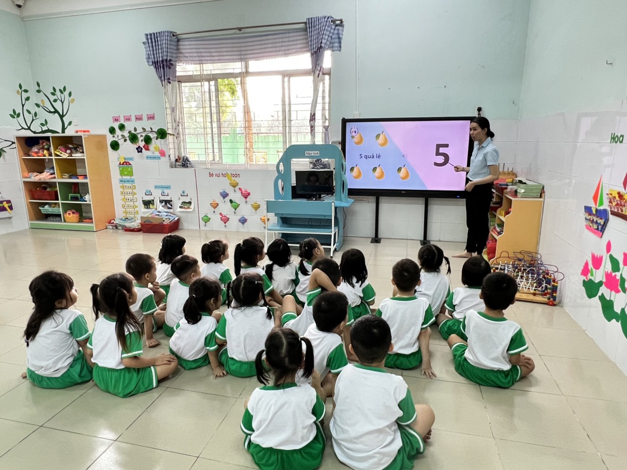 Hoạt động làm quen với toán" Số lượng 5" của các bé lớp Chồi 2