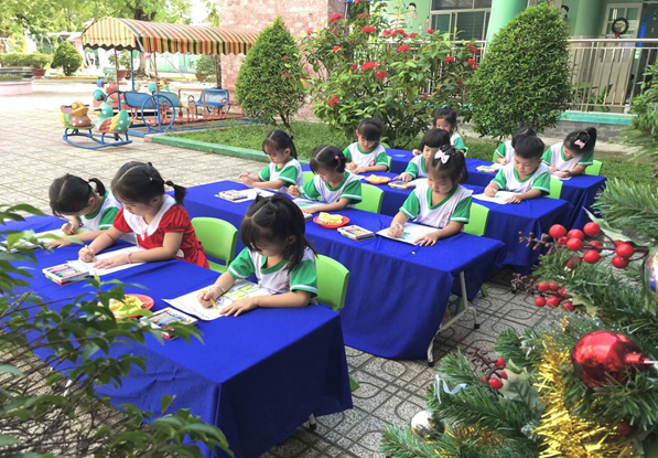 Bé vẽ tranh, làm thiệp tặng chú bộ đội