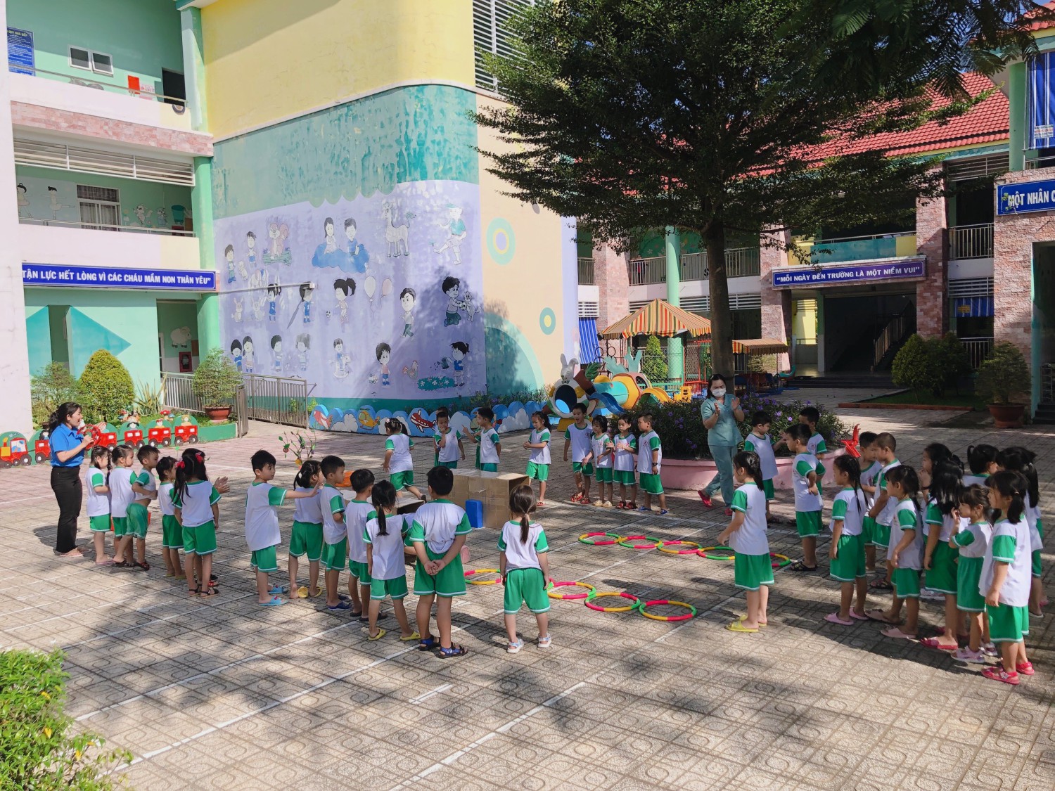 Lớp Lá 2 với trò chơi vận động "Ai nhanh hơn" trong giờ hoạt  động ngoài trời