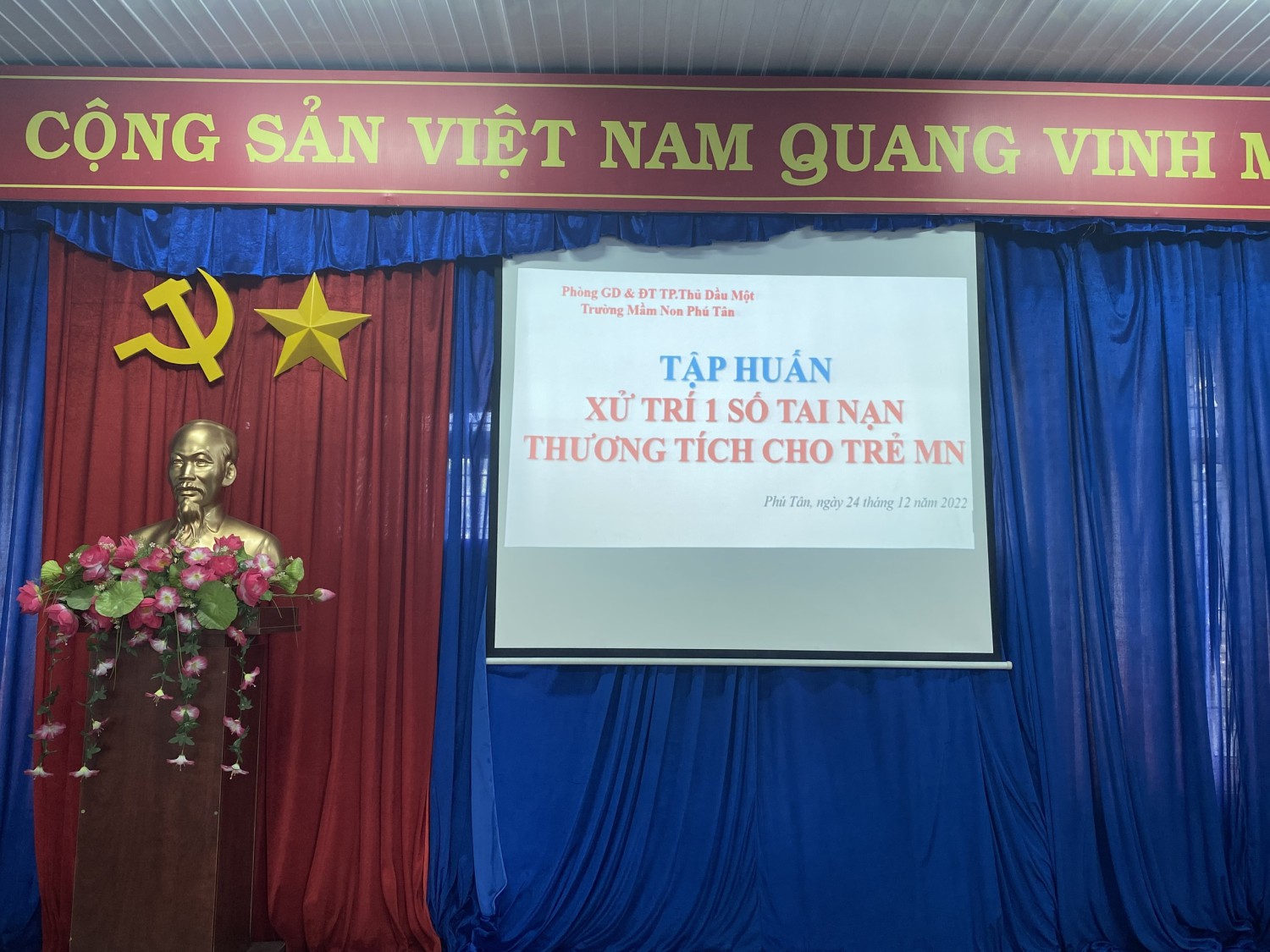 Trường mầm non Phú Tân tổ chức tập huấn  cách xử trí ban đầu một số tai nạn thương tích cho trẻ.