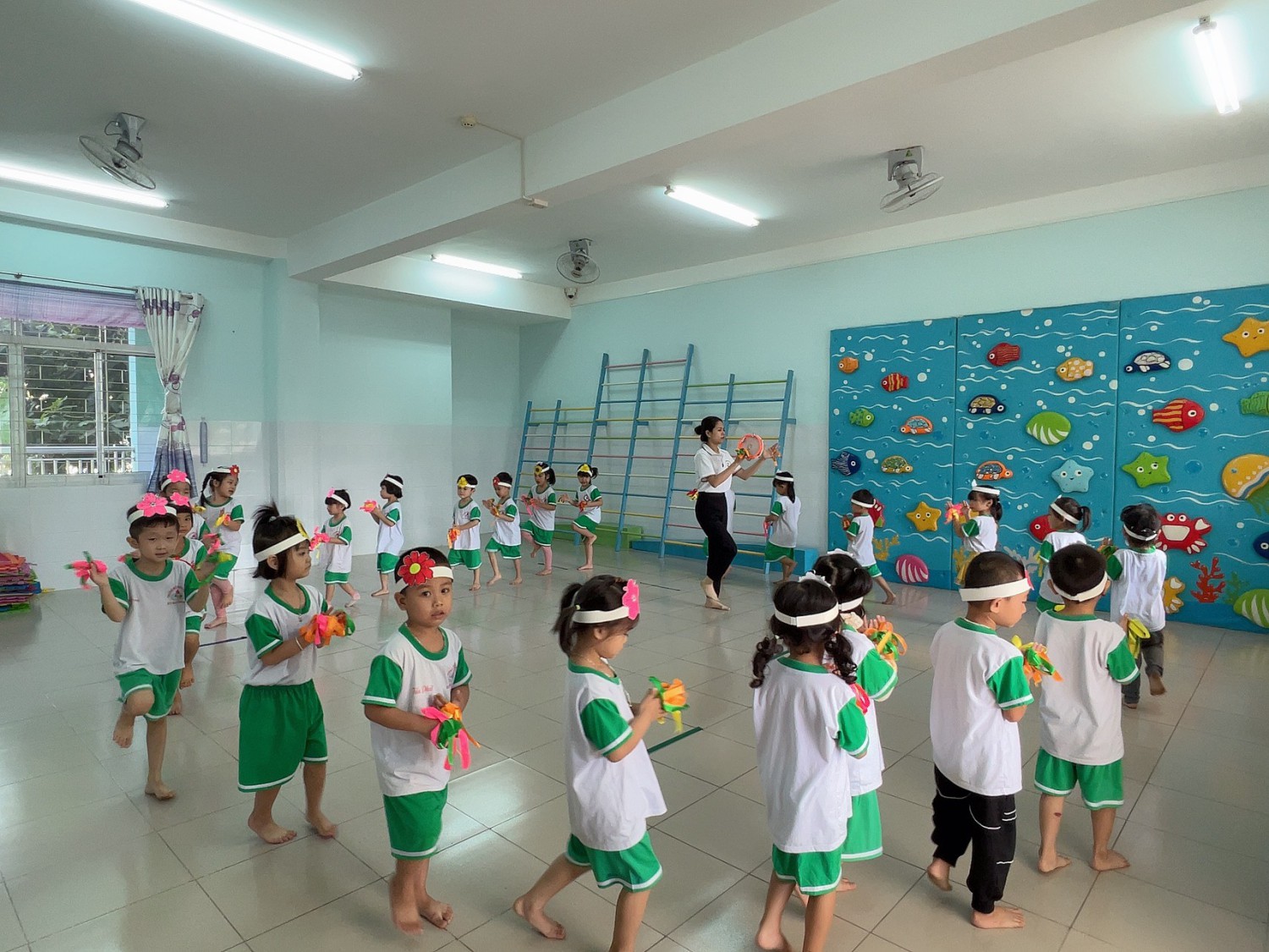 Hoạt động thể dục giờ học “Bật qua vật cản 10 – 15cm” của các bé lớp Chồi 3