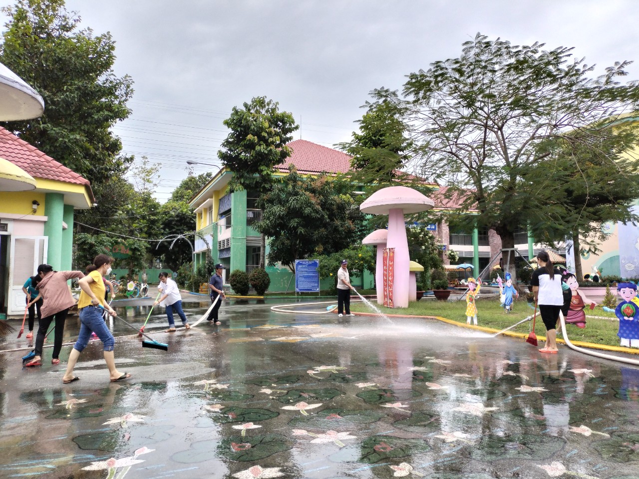 Tổng vệ sinh để chuẩn bị đón các bé trở lại trường học sau kỳ nghỉ Tết Nguyên Đán 2023