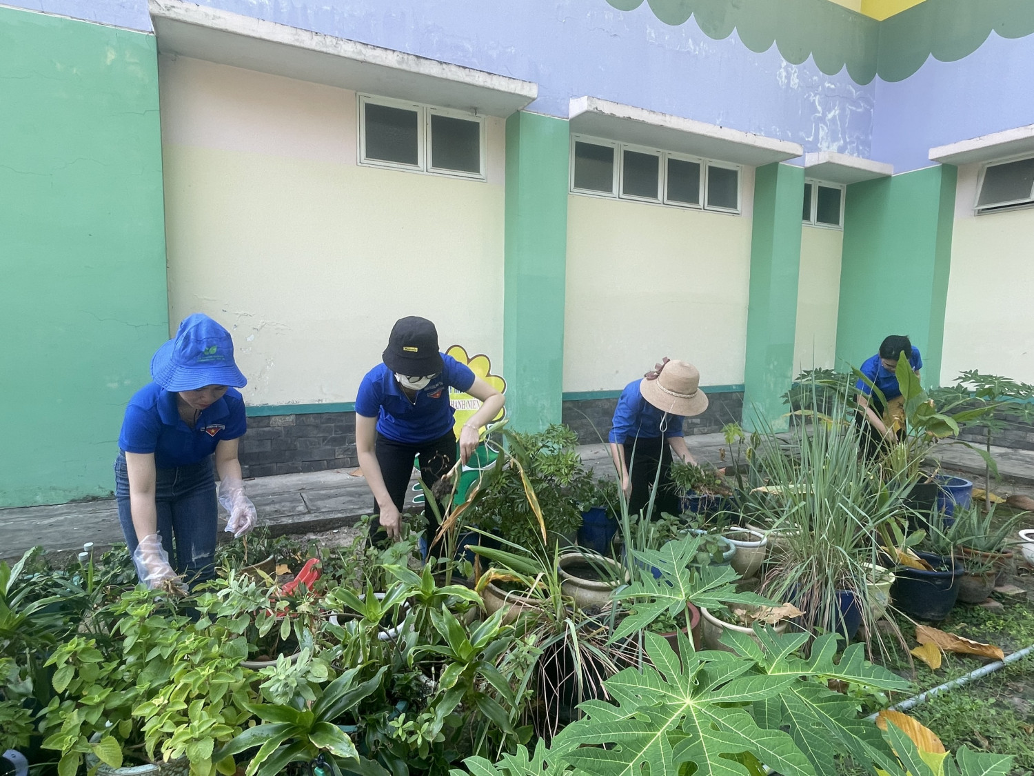 Chi đoàn mầm non Phú Tân ra quân hoạt động  chào mừng Tháng thanh niên.