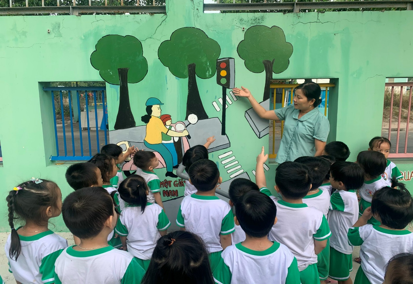 Các bé lớp Mầm trường mầm non Phú Tân cùng học cùng chơi về an toàn giao thông