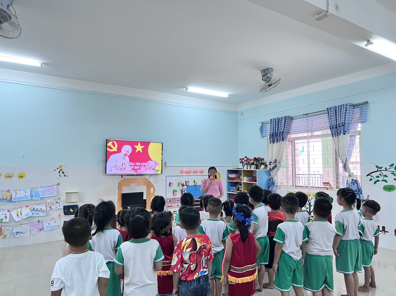 Các bé lớp Chồi 4 chúc mừng sinh nhật Bác Hồ