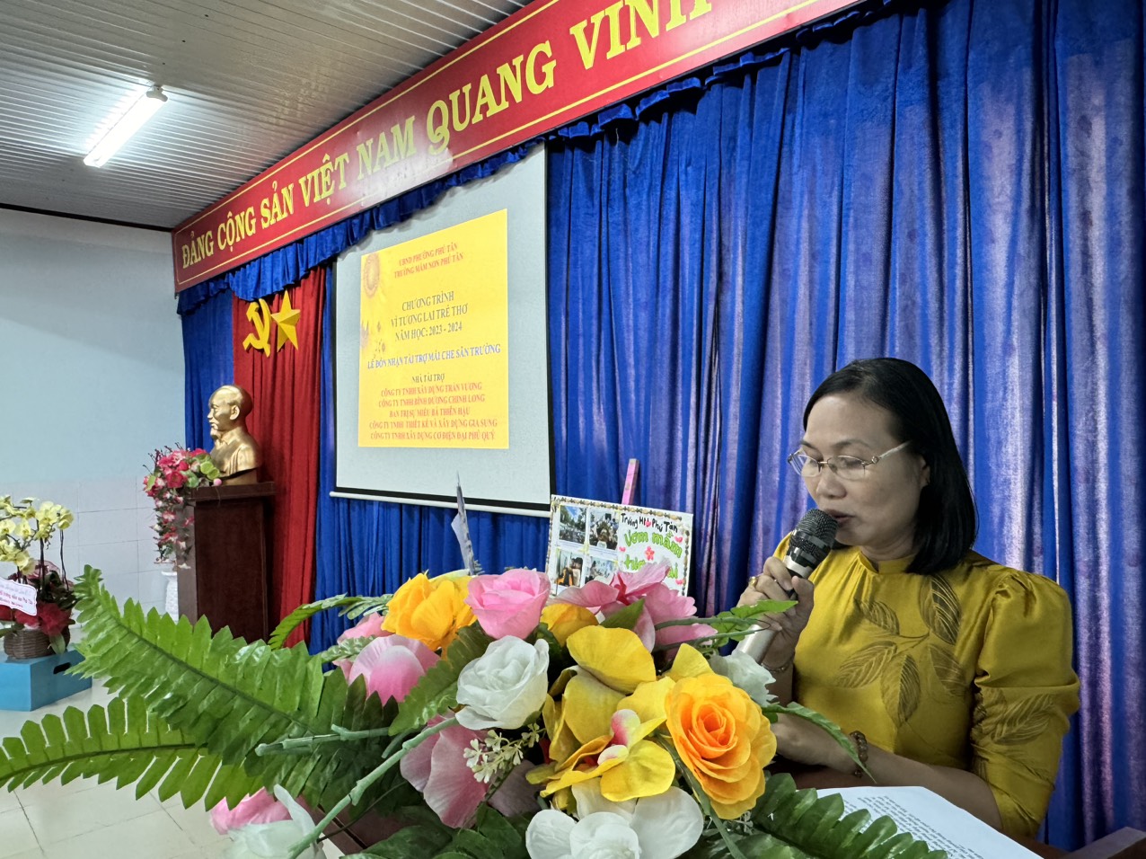 Trao tặng công trình mái che sân trường