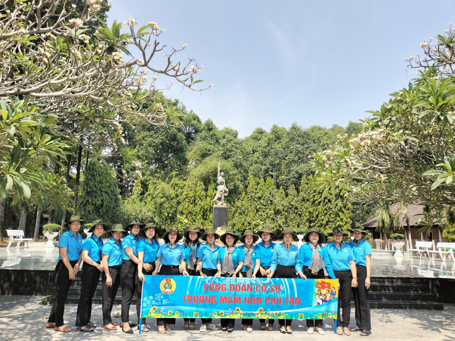 KHỐI ĐOÀN THỂ TRƯỜNG MẦM NON PHÚ TÂN TỔ CHỨC HOẠT ĐỘNG VỀ NGUỒN – HỌP MẶT NHÂN KỶ NIỆM 93 NĂM NGÀY THÀNH LẬP ĐOÀN TNCS HỒ CHÍ MINH (26/3/1931 - 26/3/2024)