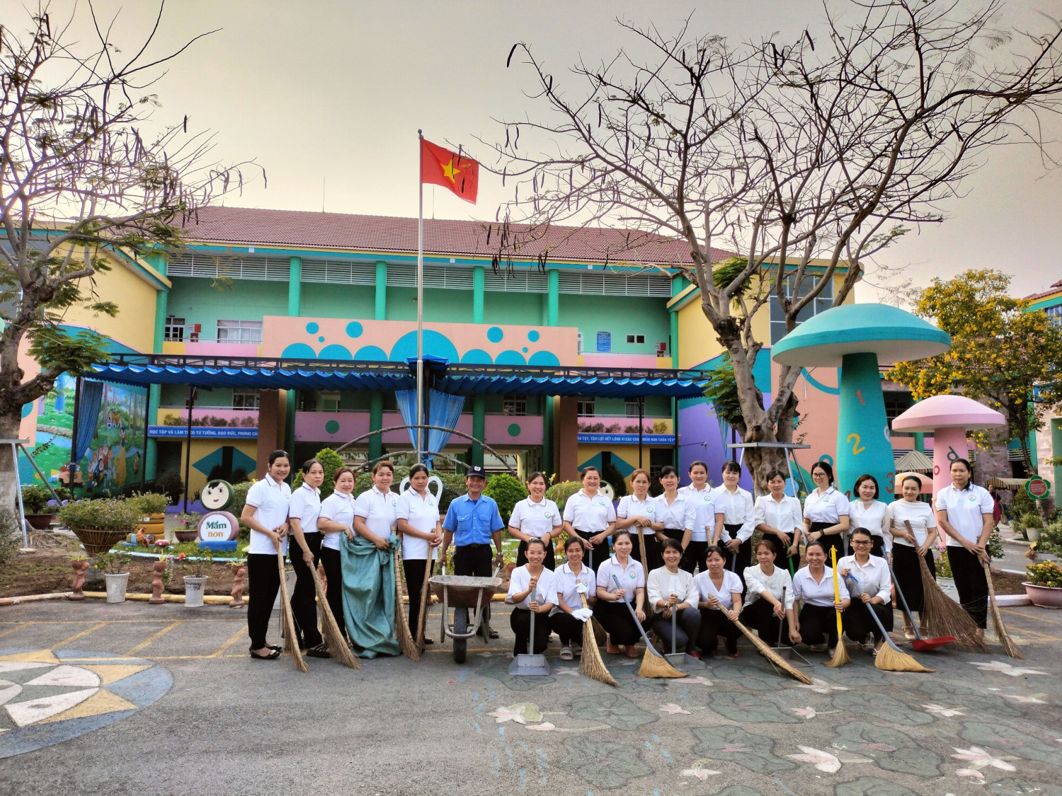 TRƯỜNG MẦM NON PHÚ TÂN RA QUÂN VỆ SINH MÔI TRƯỜNG GÓP PHẦN XÂY DỰNG NẾP SỐNG VĂN HÓA - VĂN MINH ĐÔ THỊ