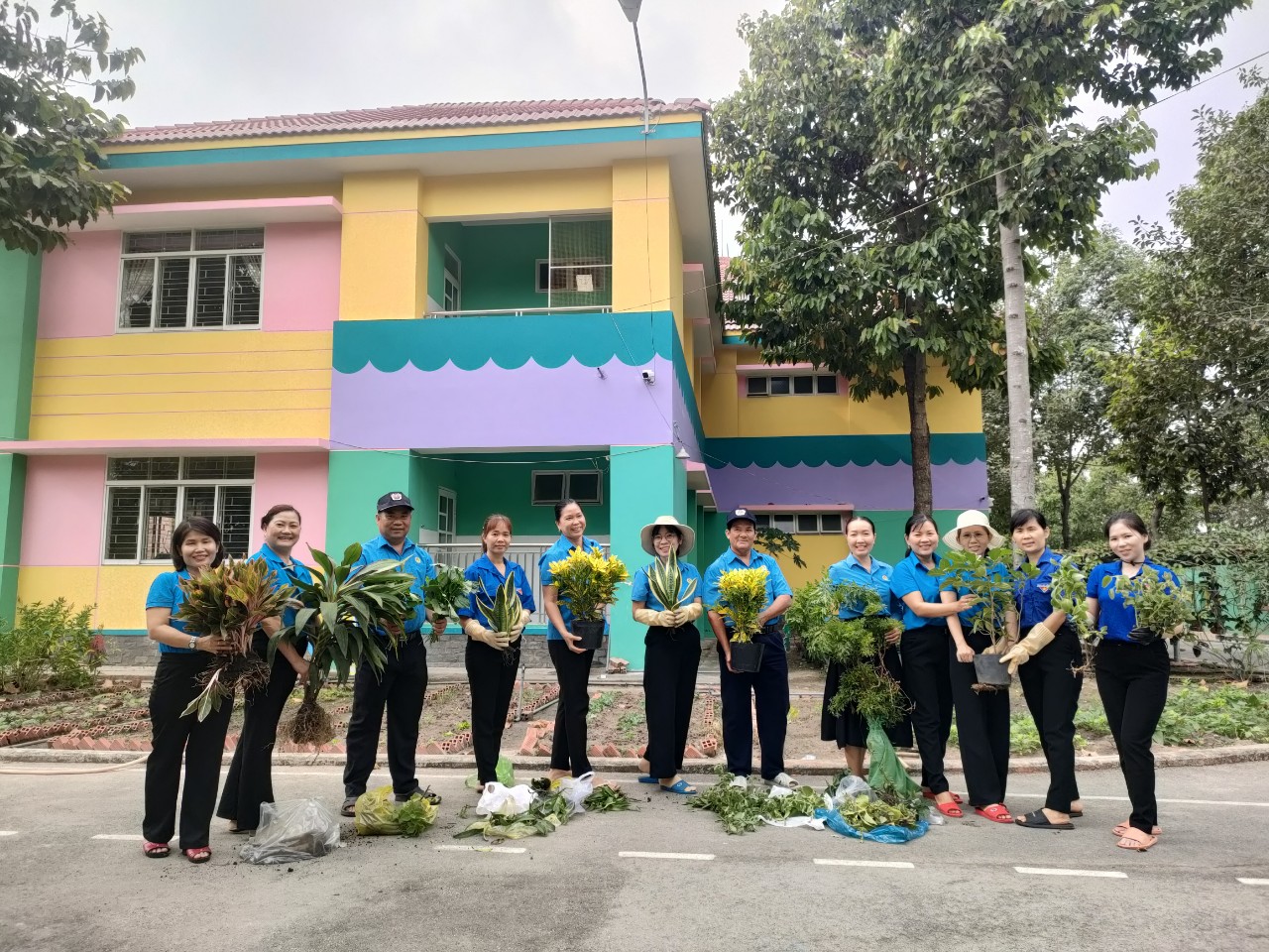 Trường mầm non Phú Tân ra quân trồng cây xanh.