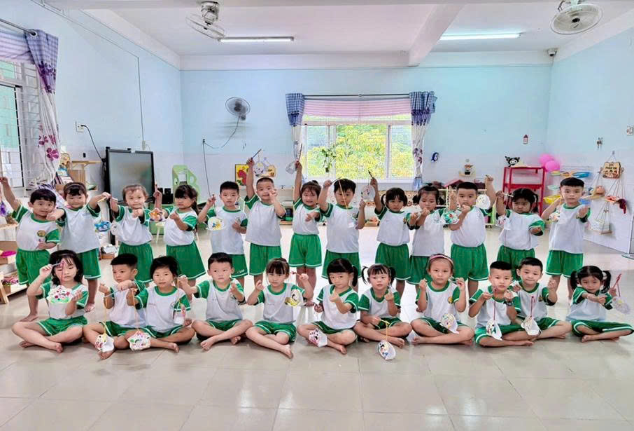 CÁC BÉ  LÁ 2 LÀM LỒNG ĐÈN TRUNG THU