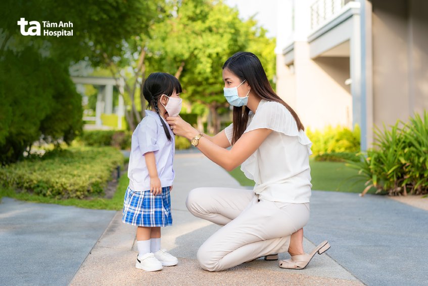 Trẻ nên đeo khẩu trang khi đến những nơi đông người